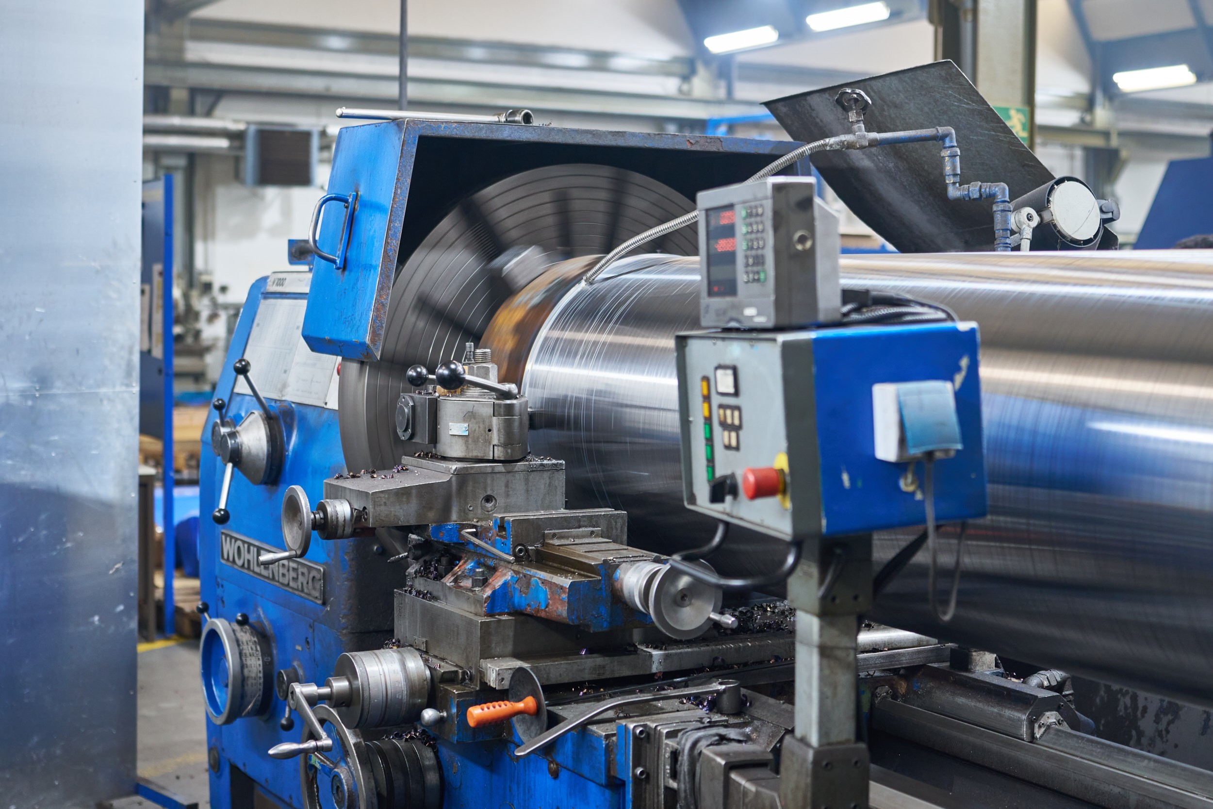 Eine Maschine bearbeitet ein Teil eines Hydraulikzylinders von ACONA