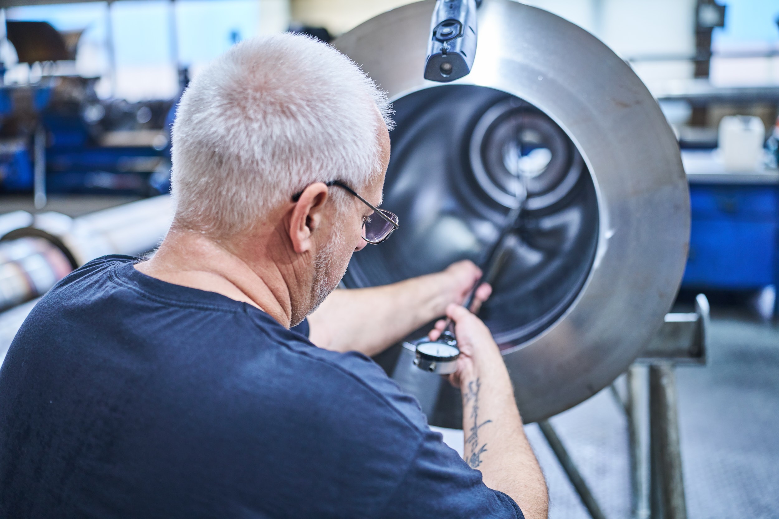 Der hergestellte Zylinder wird von einem Mitarbeiter von ACONA gepr&uuml;ft