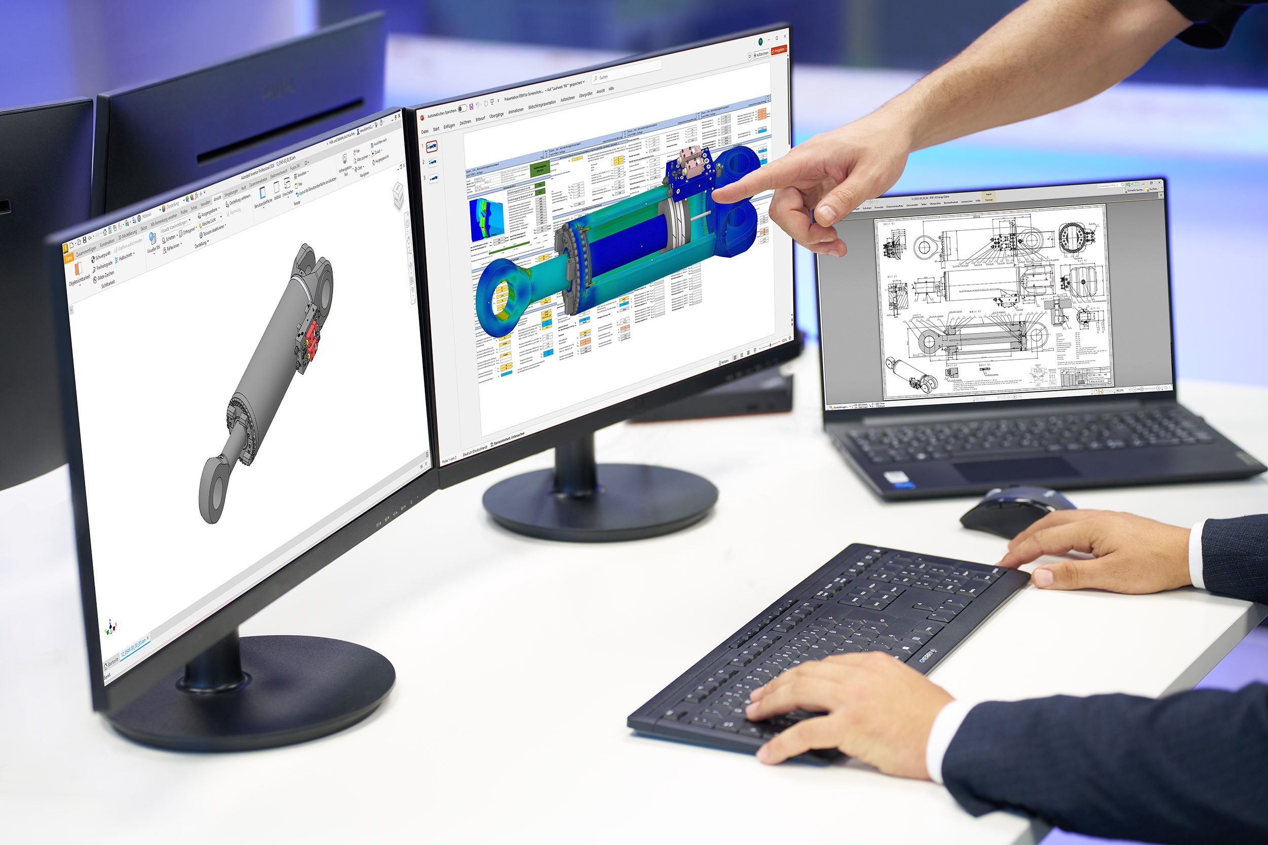 3D-Modelle von Hydraulikzylindern sind auf drei Bildschirmen zu sehen