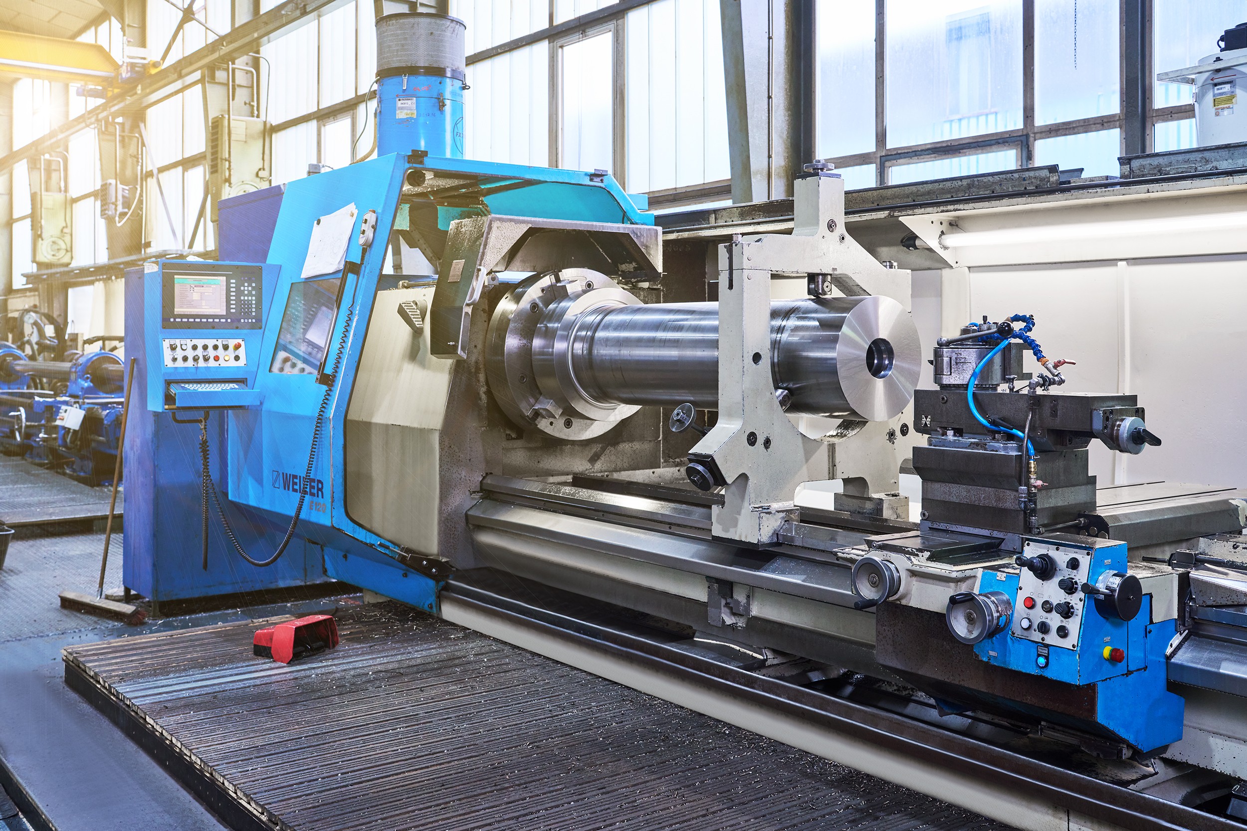 Eine gro&szlig;e Maschine in der Halle von ACONA bei der Herstellung von Bestandteilen f&uuml;r innovative Hydraulikzylinder