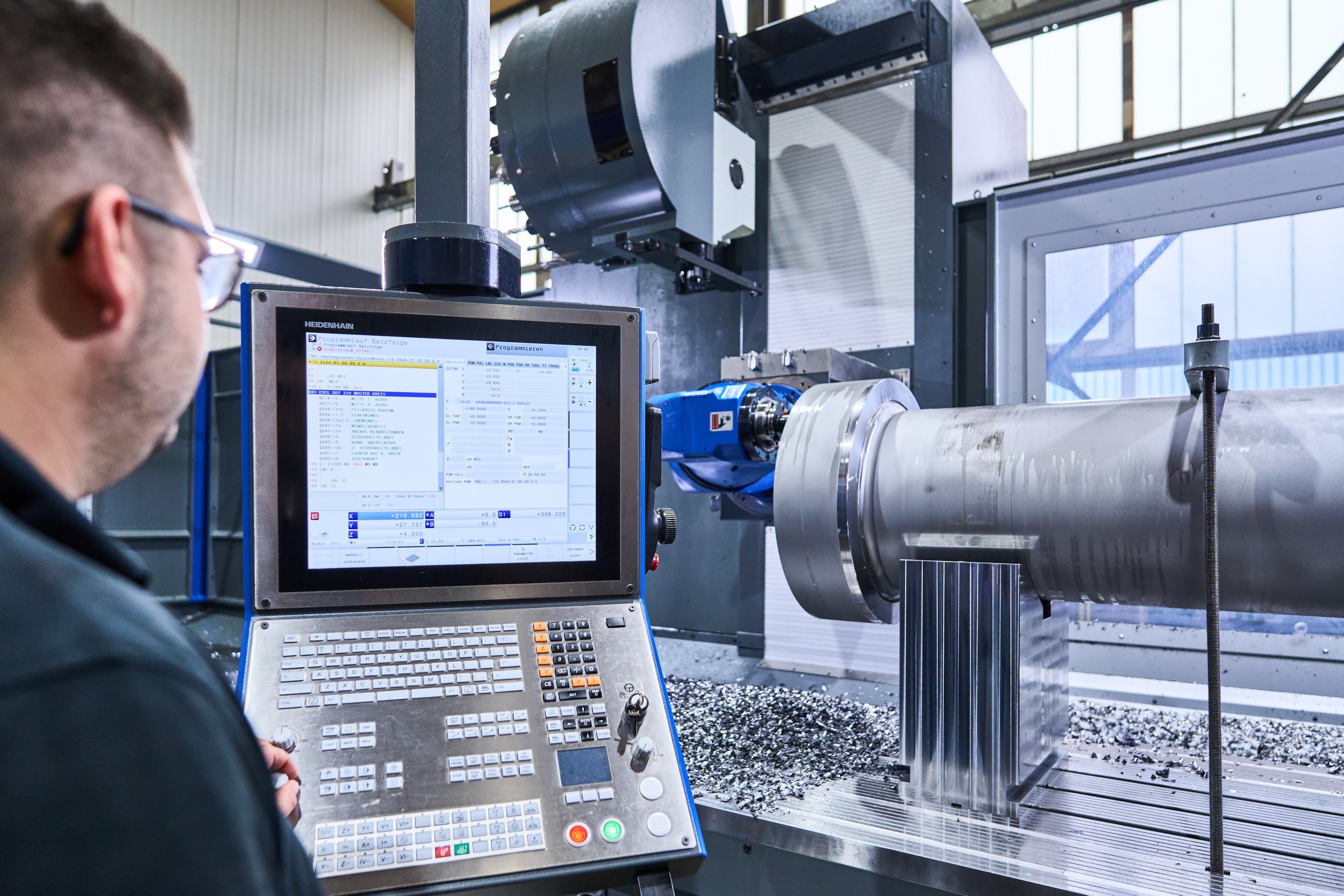 Ein Mitarbeiter von ACONA bedient eine Fr&auml;smaschine zur Herstellung von Bauteilen f&uuml;r innovative Hydraulikzylinder