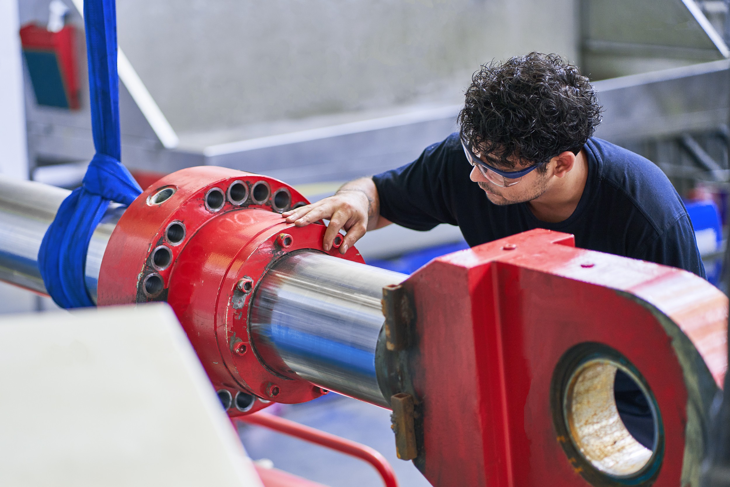 During the hydraulic cylinder repair, an ACONA employee carries out the initial inspection