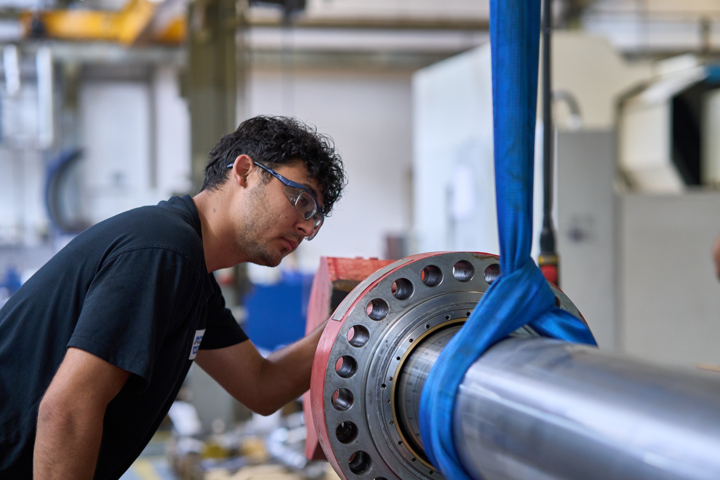 ACONA Mitarbeiter analysiert das Problem am Hydraulikzylinder w&auml;hrend der Hydraulikzylinder Reparatur