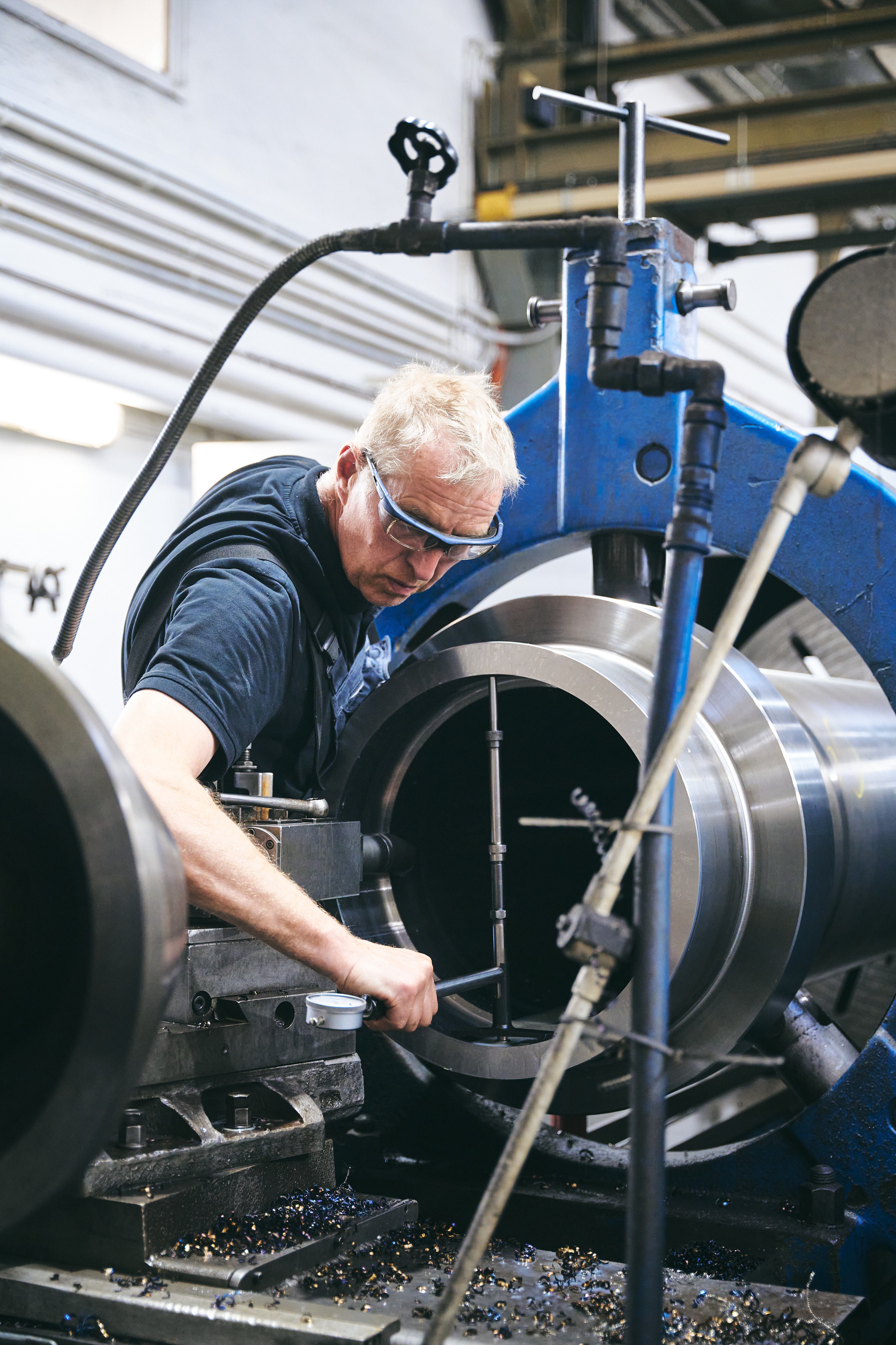 Ein Mitarbeiter legt einen Hydraulikzylinder nach Ma&szlig; aus
